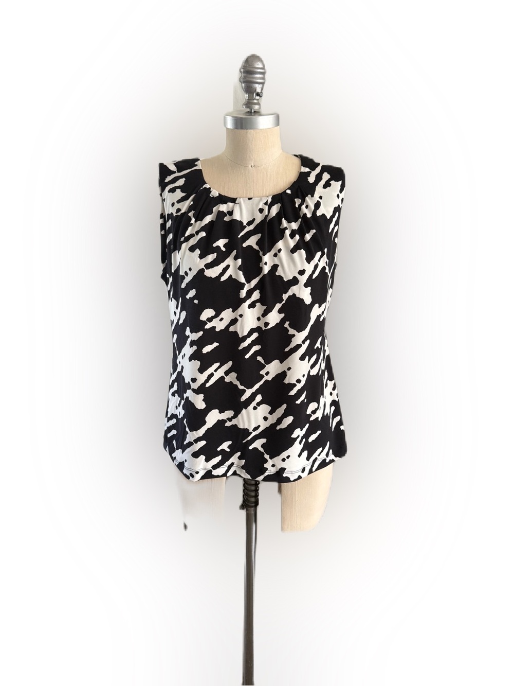 Calvin Klein Women’s Sleeveless Lined Black White Blouse. Size Large